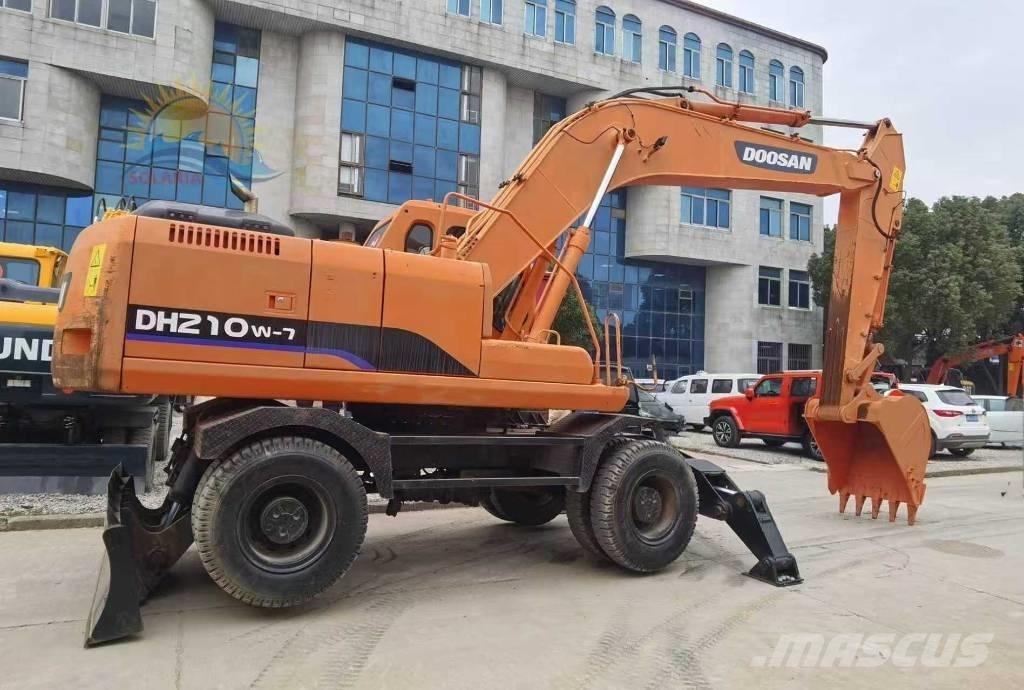 Doosan DH 210 W-7 Gumikerekes kotrók
