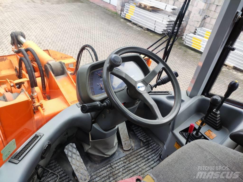 Fiat-Hitachi W90 Gumikerekes homlokrakodók