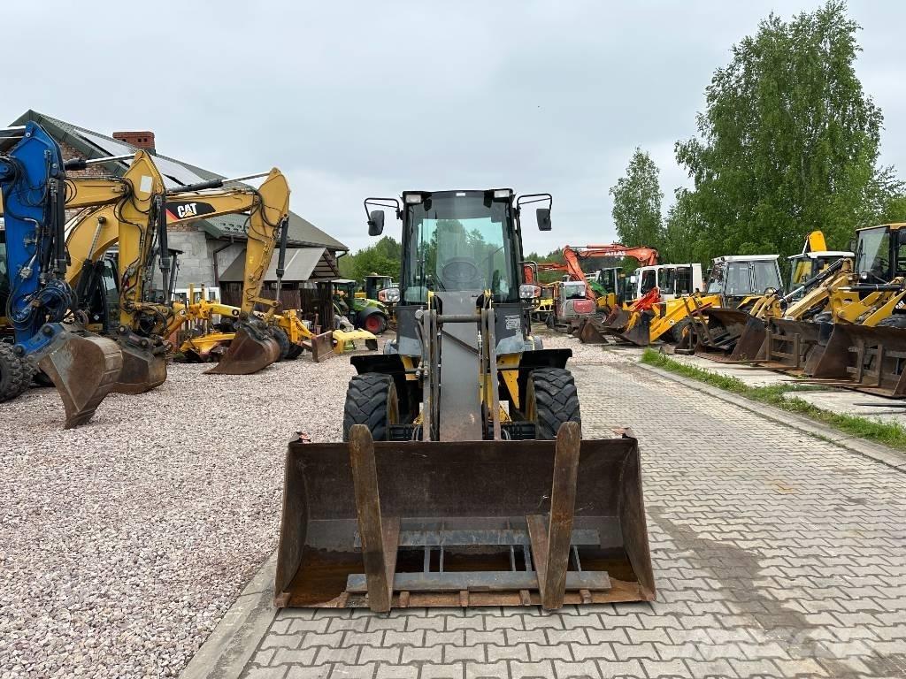 New Holland W 70 TC Gumikerekes homlokrakodók