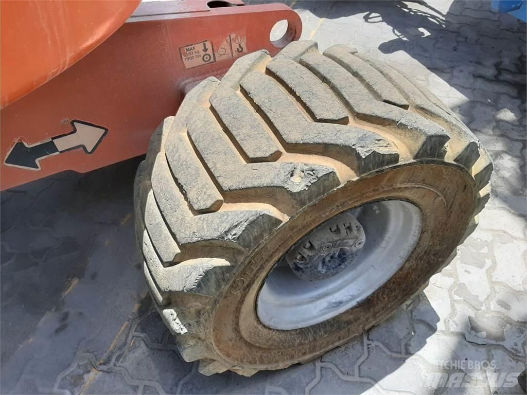 JLG 450AJ Karos emelők