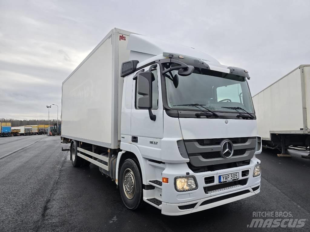 Mercedes-Benz 1832 Dobozos teherautók