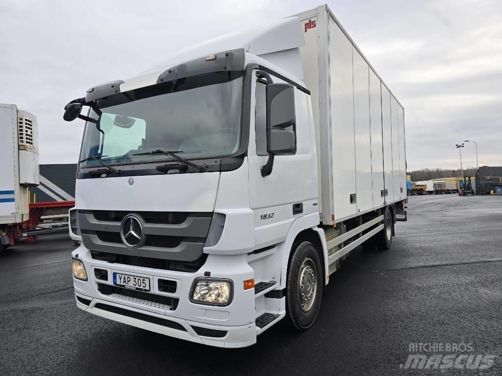 Mercedes-Benz 1832 Dobozos teherautók