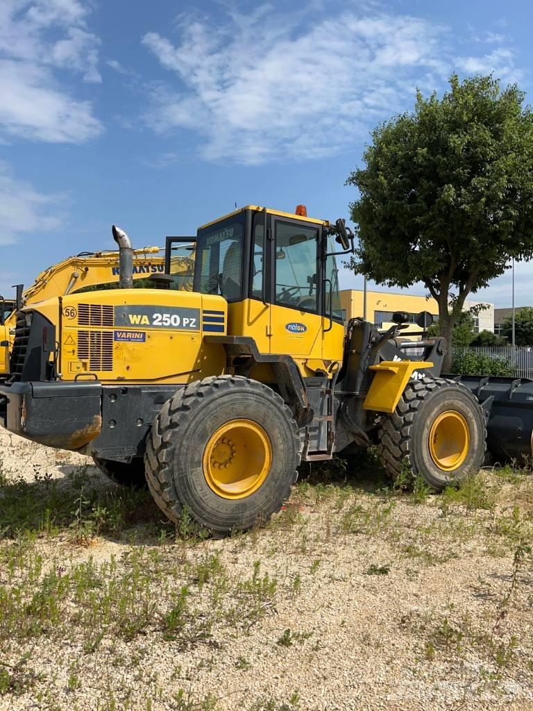 Komatsu WA 250 PZ-6 Gumikerekes homlokrakodók