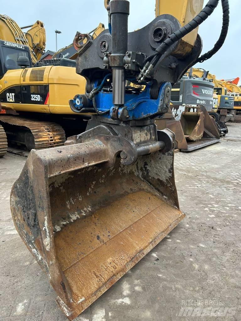 CAT M 318 F Gumikerekes kotrók