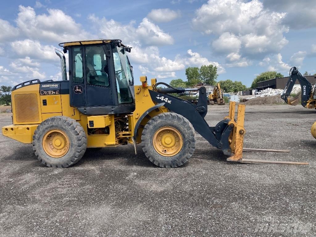 DEERE 444K Gumikerekes homlokrakodók