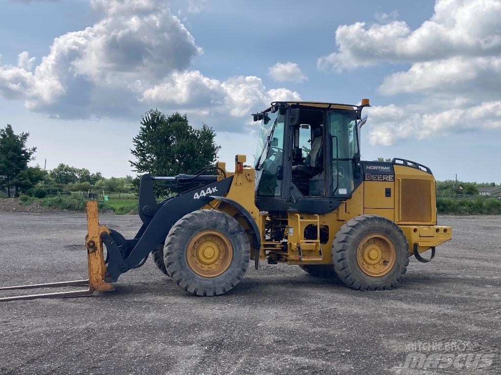 DEERE 444K Gumikerekes homlokrakodók