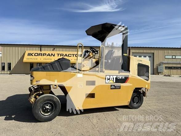 CAT CW14 Pneumatikus kerekes hengerek