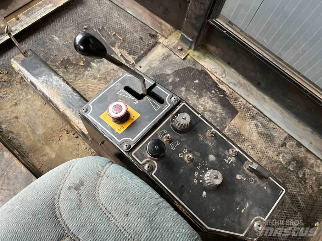 CAT PS300B Pneumatikus kerekes hengerek