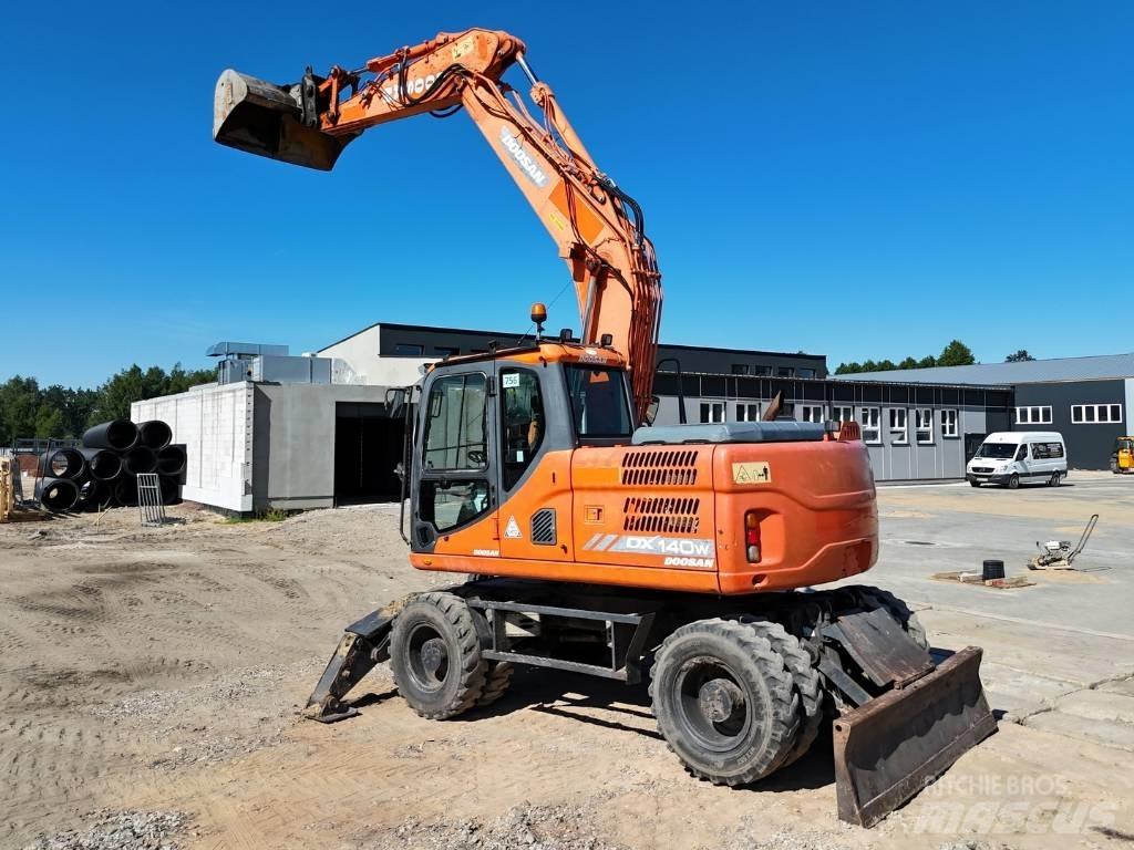 Doosan DX 140 W Gumikerekes kotrók
