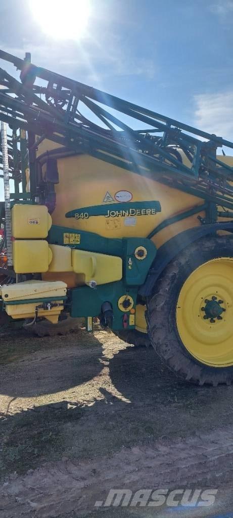 John Deere 840 i Vontatott trágyaszórók
