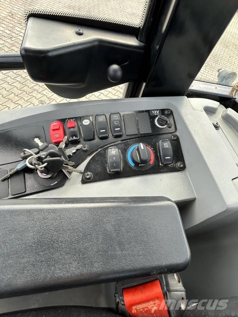 CAT 907 M Gumikerekes homlokrakodók