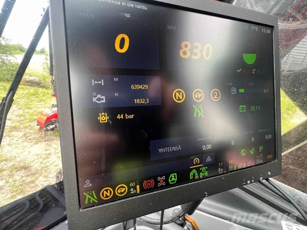 Komatsu 951 XC Betakarítók