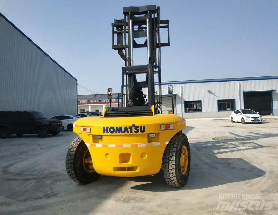 Komatsu FD200 Teleszkópos rakodók