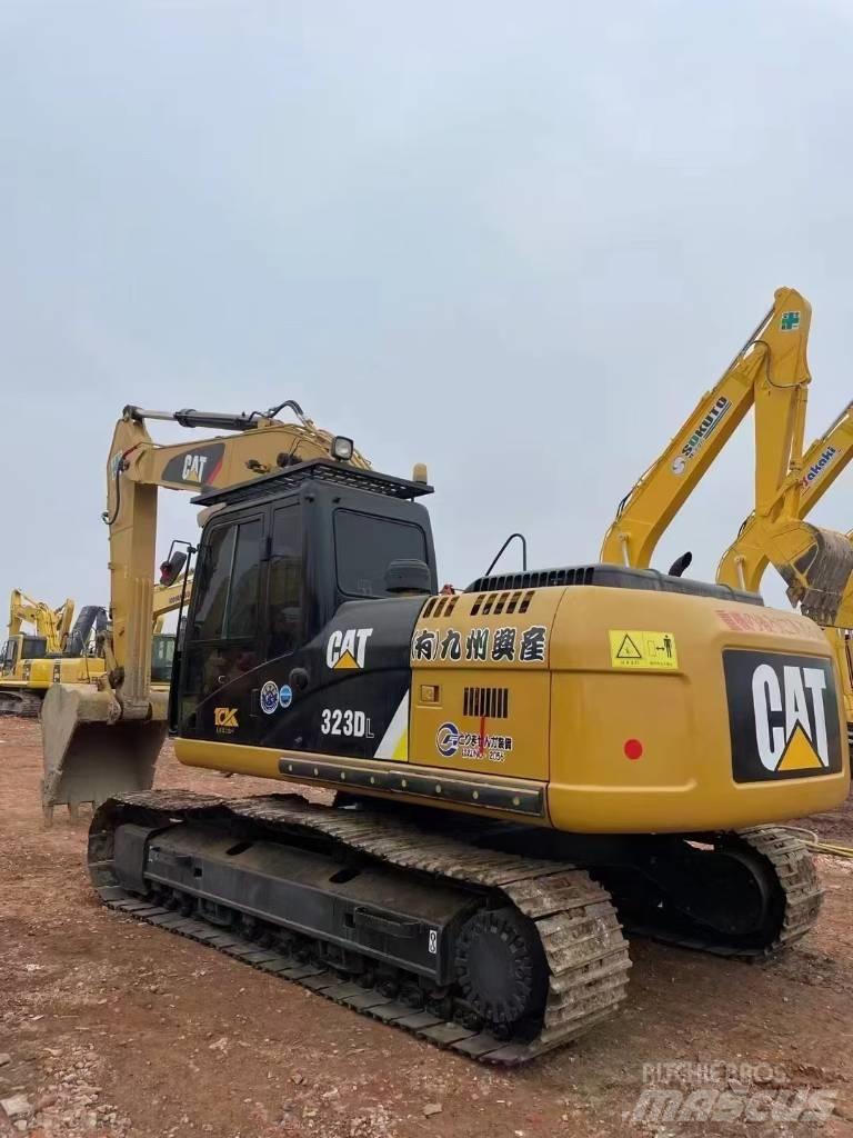 CAT 323 D L Lánctalpas kotrók