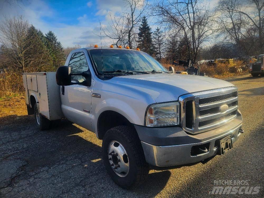 Ford F 350 XLT Kis teherszállító/Platós kocsi
