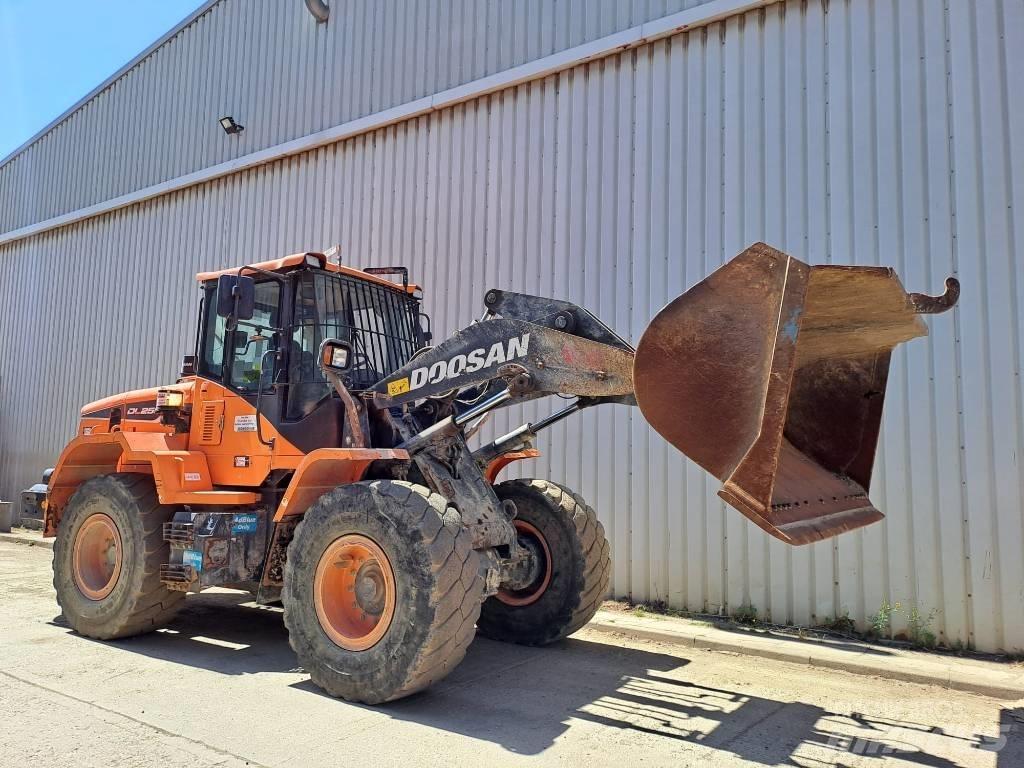 Doosan DL 250 Gumikerekes homlokrakodók