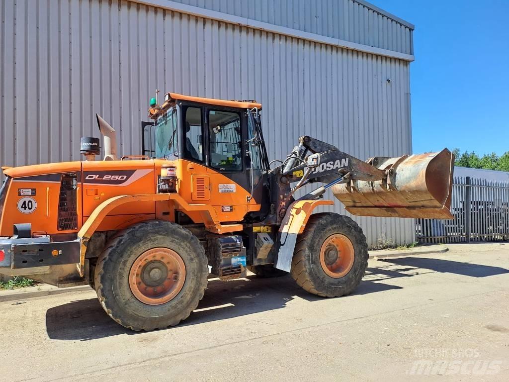 Doosan DL 250 Gumikerekes homlokrakodók