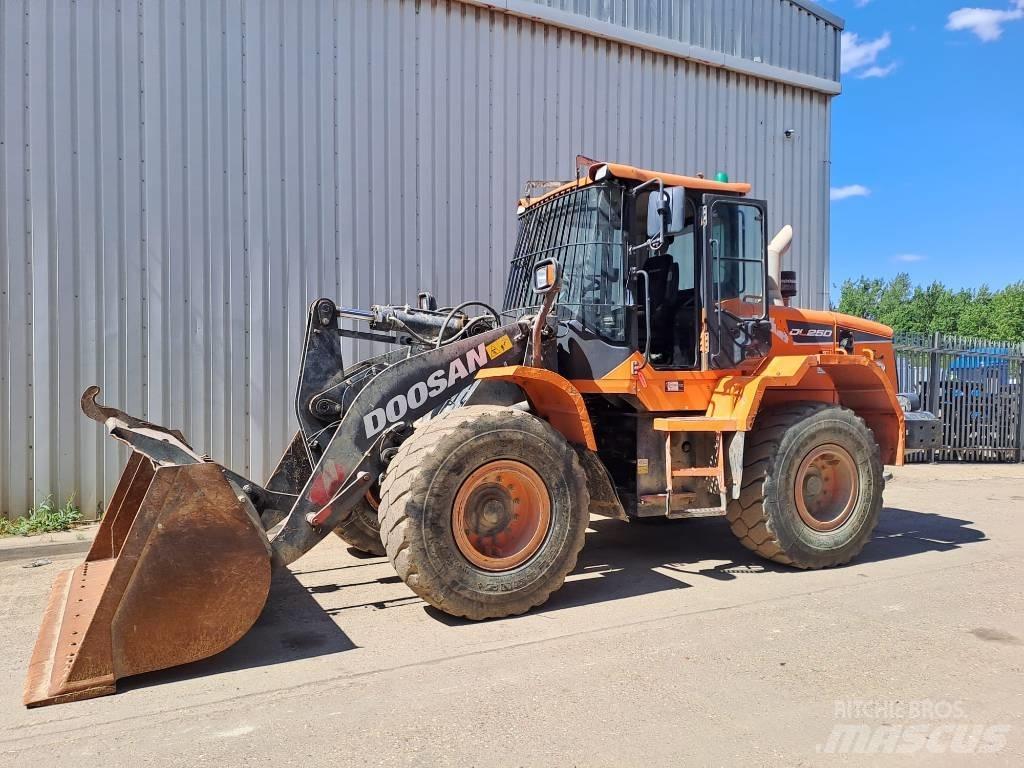 Doosan DL 250 Gumikerekes homlokrakodók
