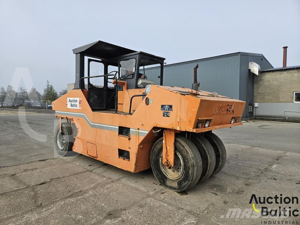 Corinsa CCN 1222 Pneumatikus kerekes hengerek