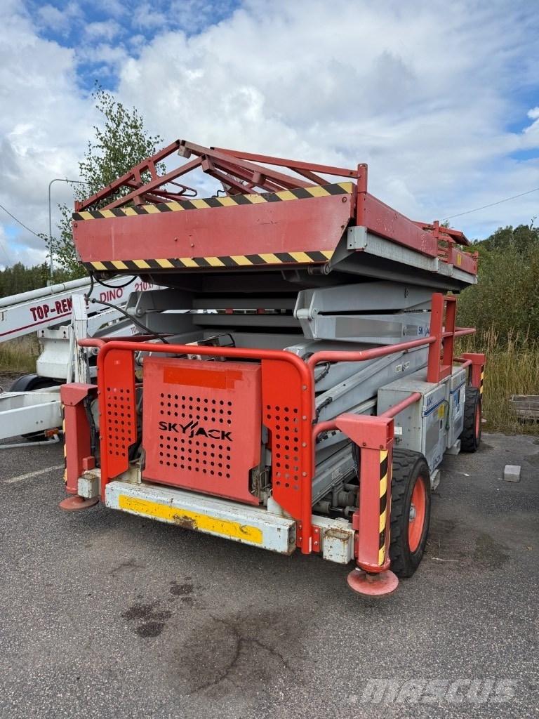 SkyJack SJ 9250 RT Ollós emelők