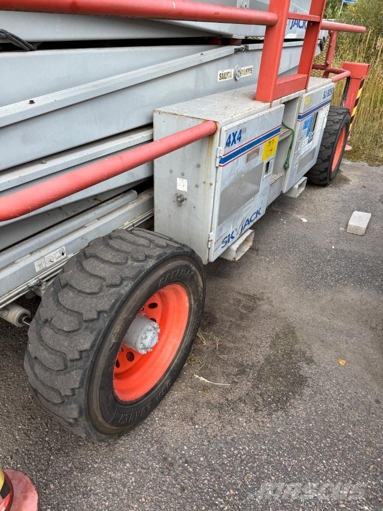 SkyJack SJ 9250 RT Ollós emelők