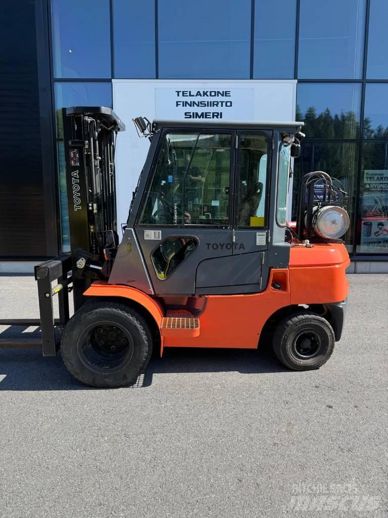 Toyota 02-7 FGF 30 Gázüzemű targoncák