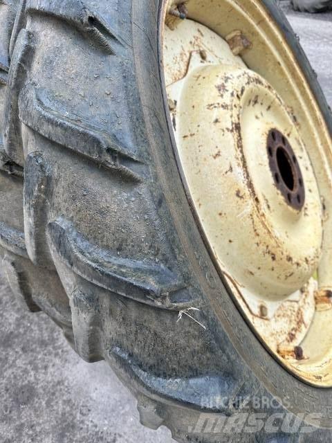 Dunlop 9.5R44 Gumiabroncsok, kerekek és felnik