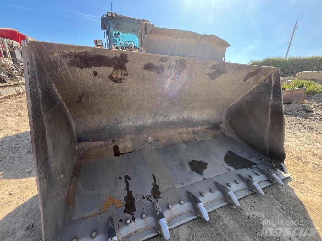 Volvo L180F Gumikerekes homlokrakodók
