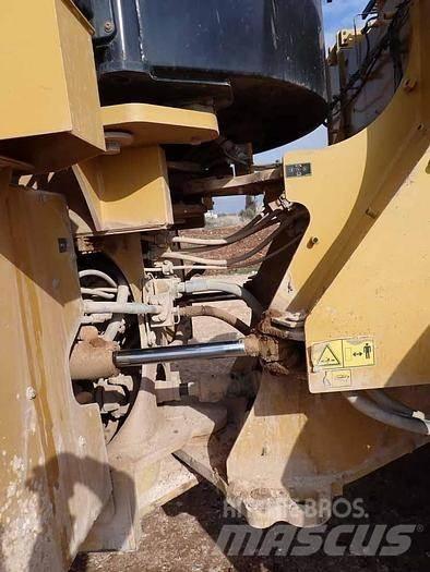 CAT 966M Gumikerekes homlokrakodók