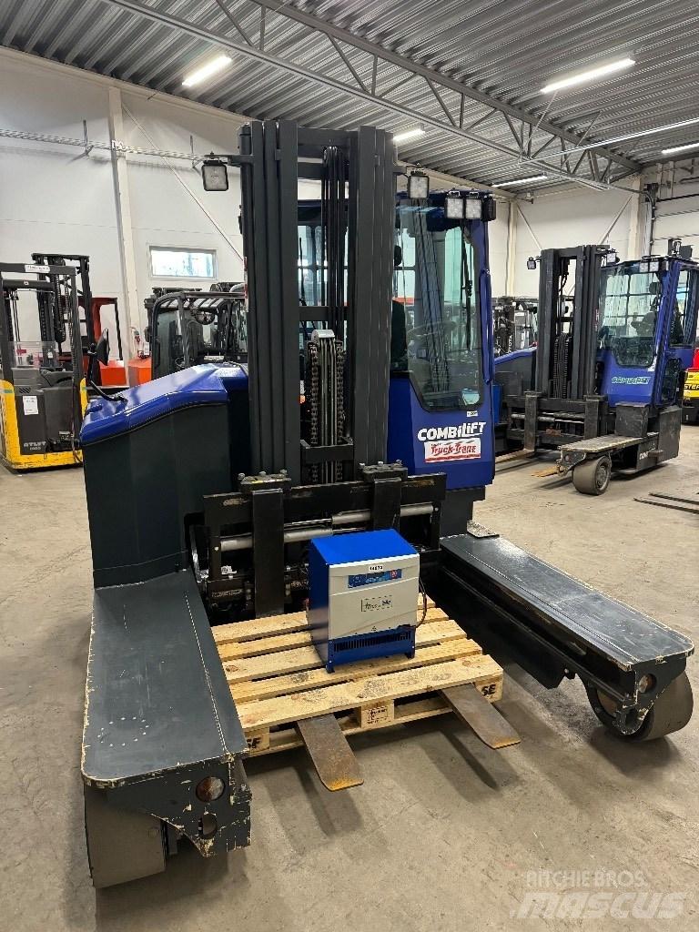 Combilift C4500ET Tolóoszlopos négyutas targonca
