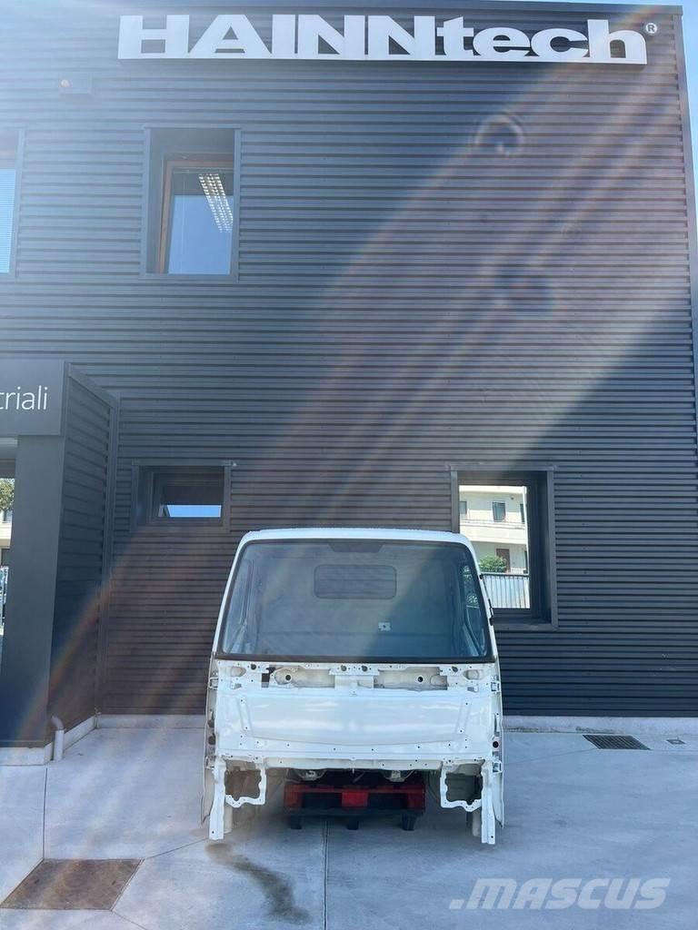 Mitsubishi S MODEL Vezetőfülke és belső tartozékok