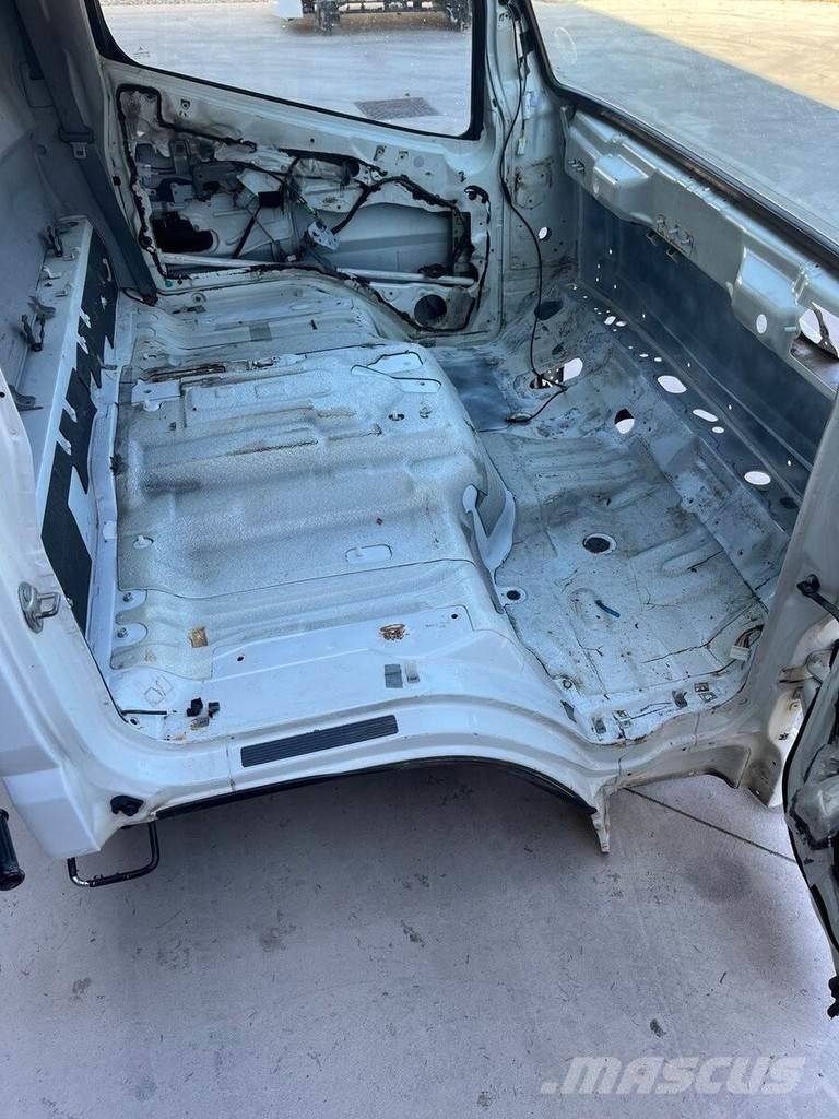 Mitsubishi S MODEL Vezetőfülke és belső tartozékok