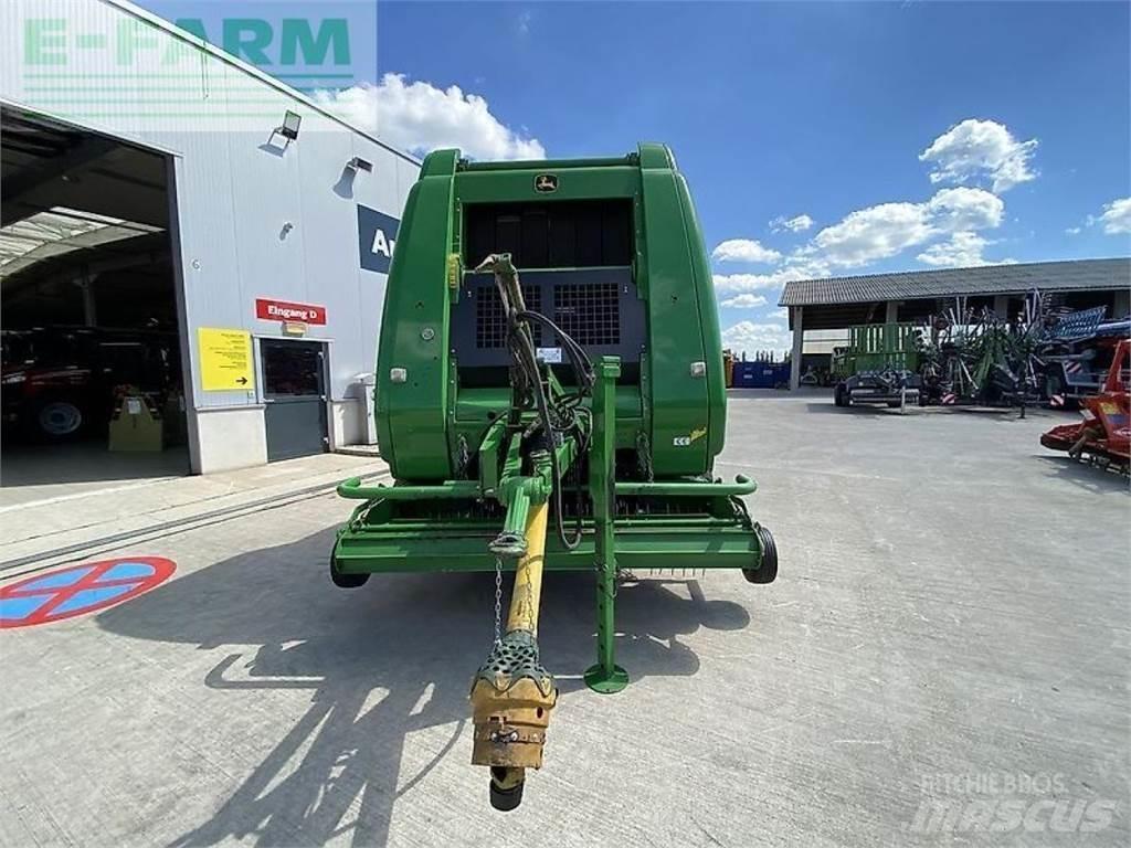 John Deere 864 Szögletes bálázók