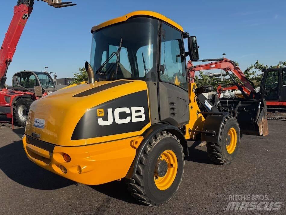 JCB 406 Gumikerekes homlokrakodók