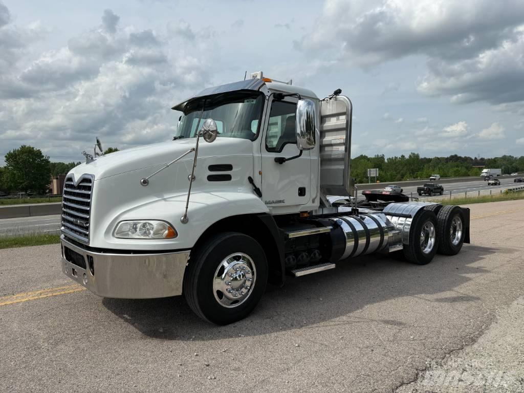 Mack CXU 613 Nyergesvontatók