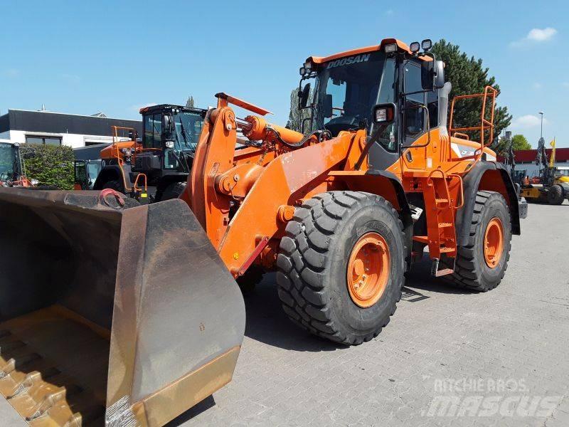 Develon DL350-5 Gumikerekes homlokrakodók