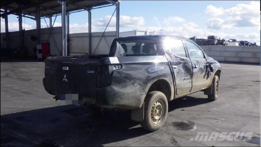 Mitsubishi L 200 4 Kis teherszállító/Platós kocsi