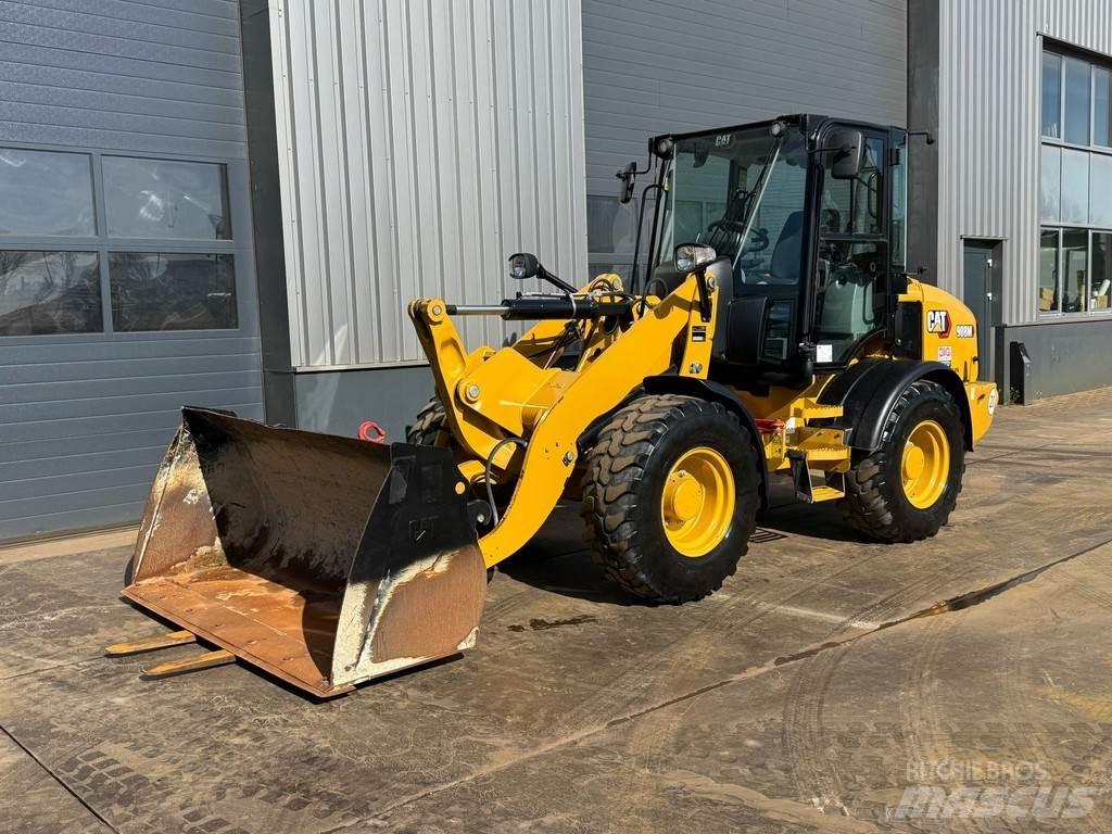 CAT 908M Gumikerekes homlokrakodók