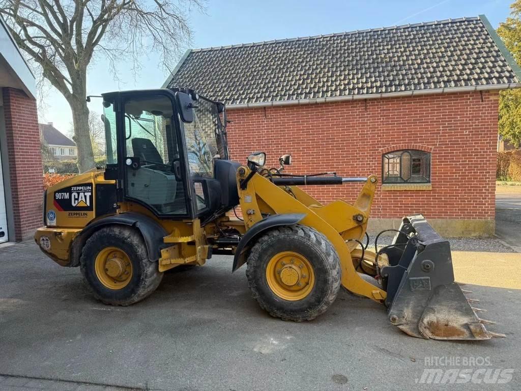 CAT 907M Gumikerekes homlokrakodók
