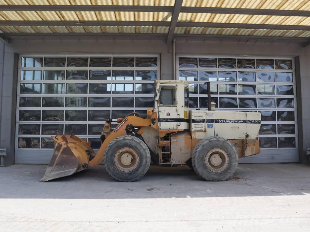 International 530 A Gumikerekes homlokrakodók