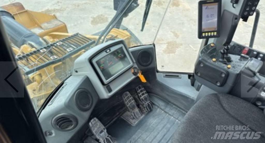 CAT 966 M Gumikerekes homlokrakodók