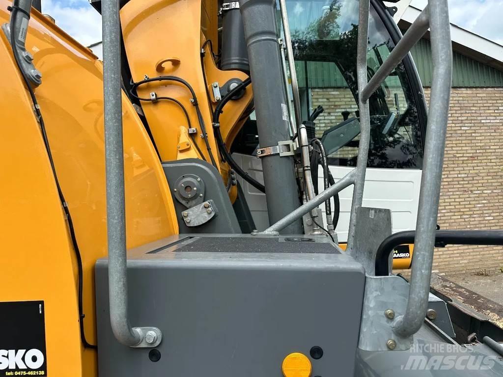 Liebherr A914 Gumikerekes kotrók