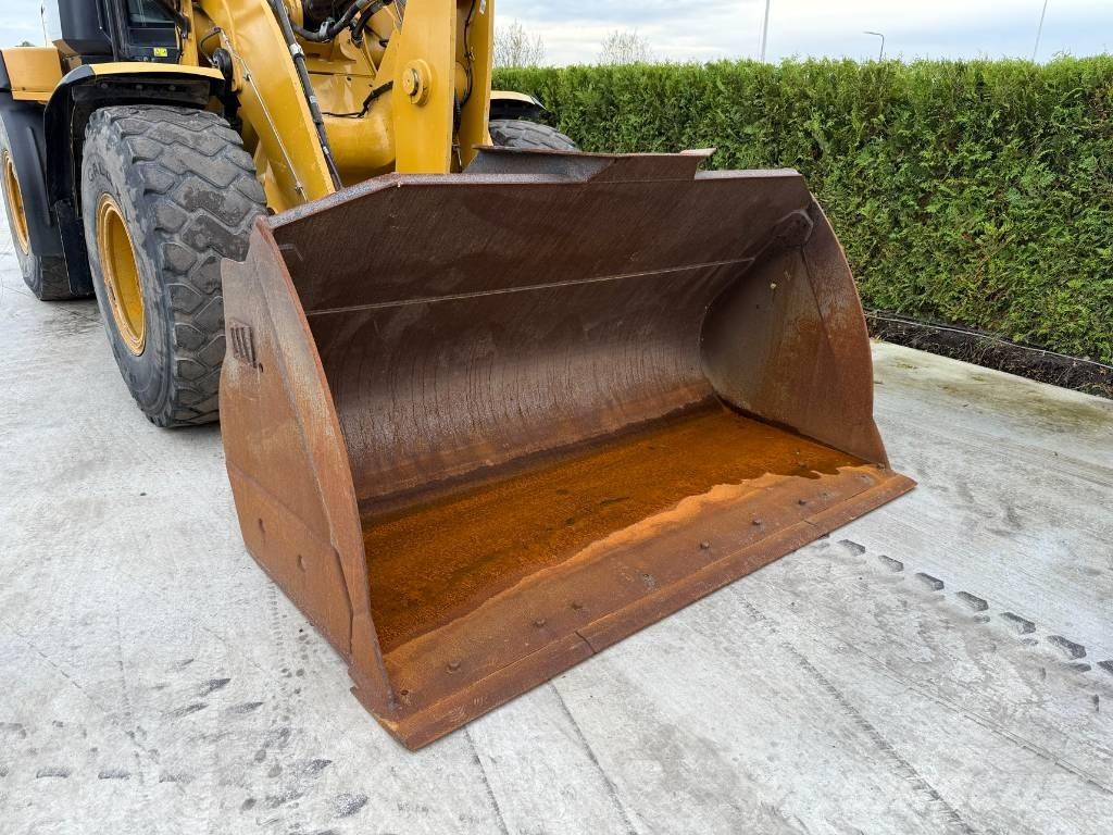 CAT 930 M Gumikerekes homlokrakodók