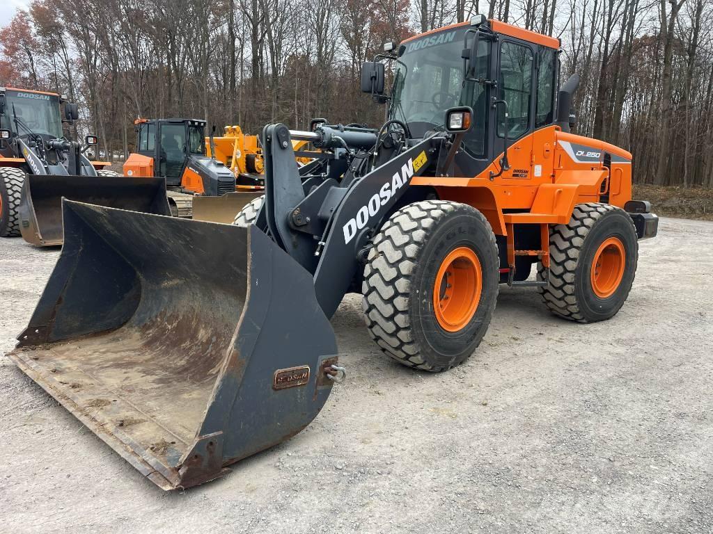 Doosan DL 250 Gumikerekes homlokrakodók