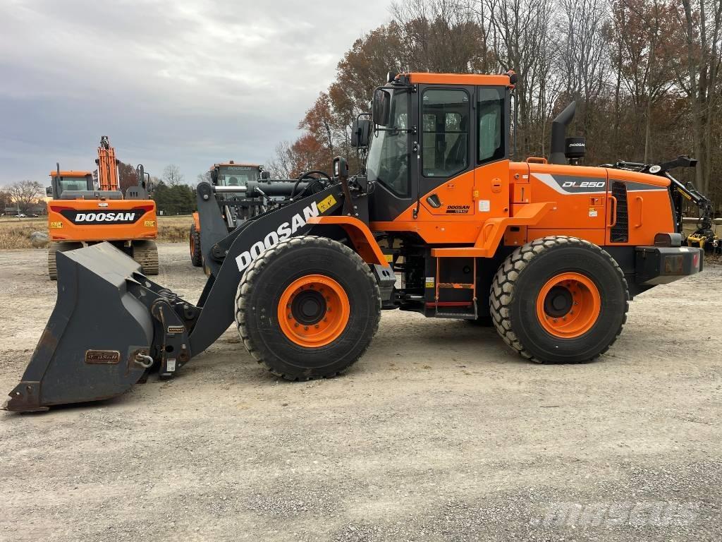 Doosan DL 250 Gumikerekes homlokrakodók