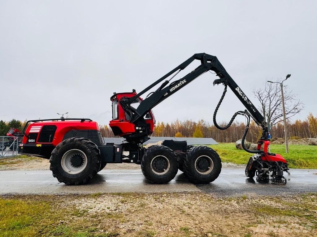 Komatsu 951 Betakarítók