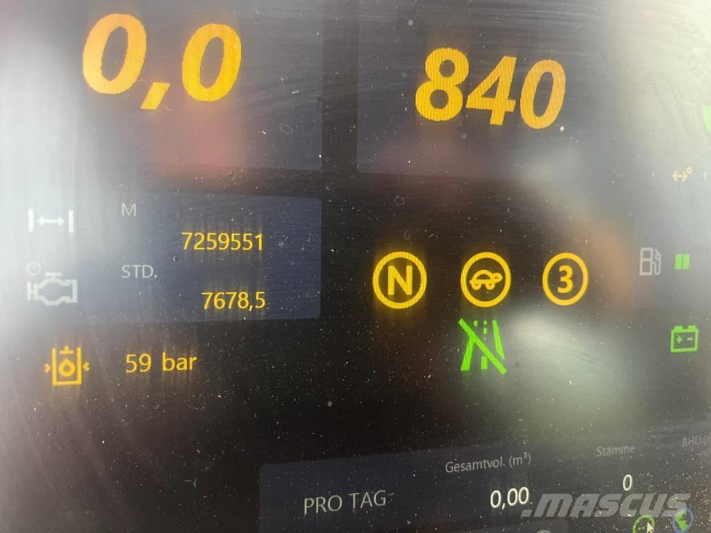 Komatsu 931 XC Betakarítók