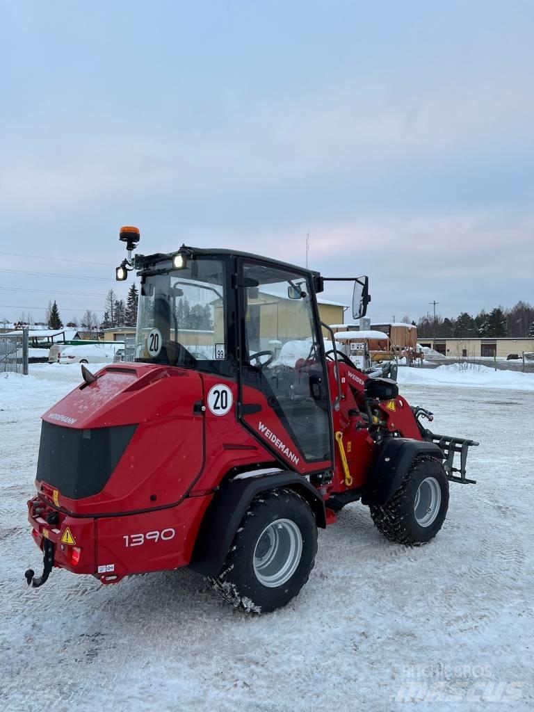 Weidemann 1390 Gumikerekes homlokrakodók
