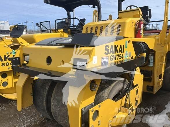 Sakai GW754 Pneumatikus kerekes hengerek