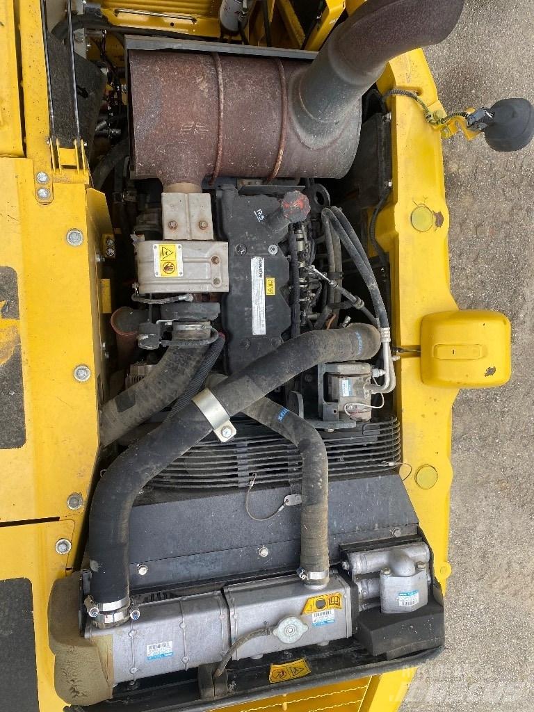 Komatsu PW 148-8 Gumikerekes kotrók